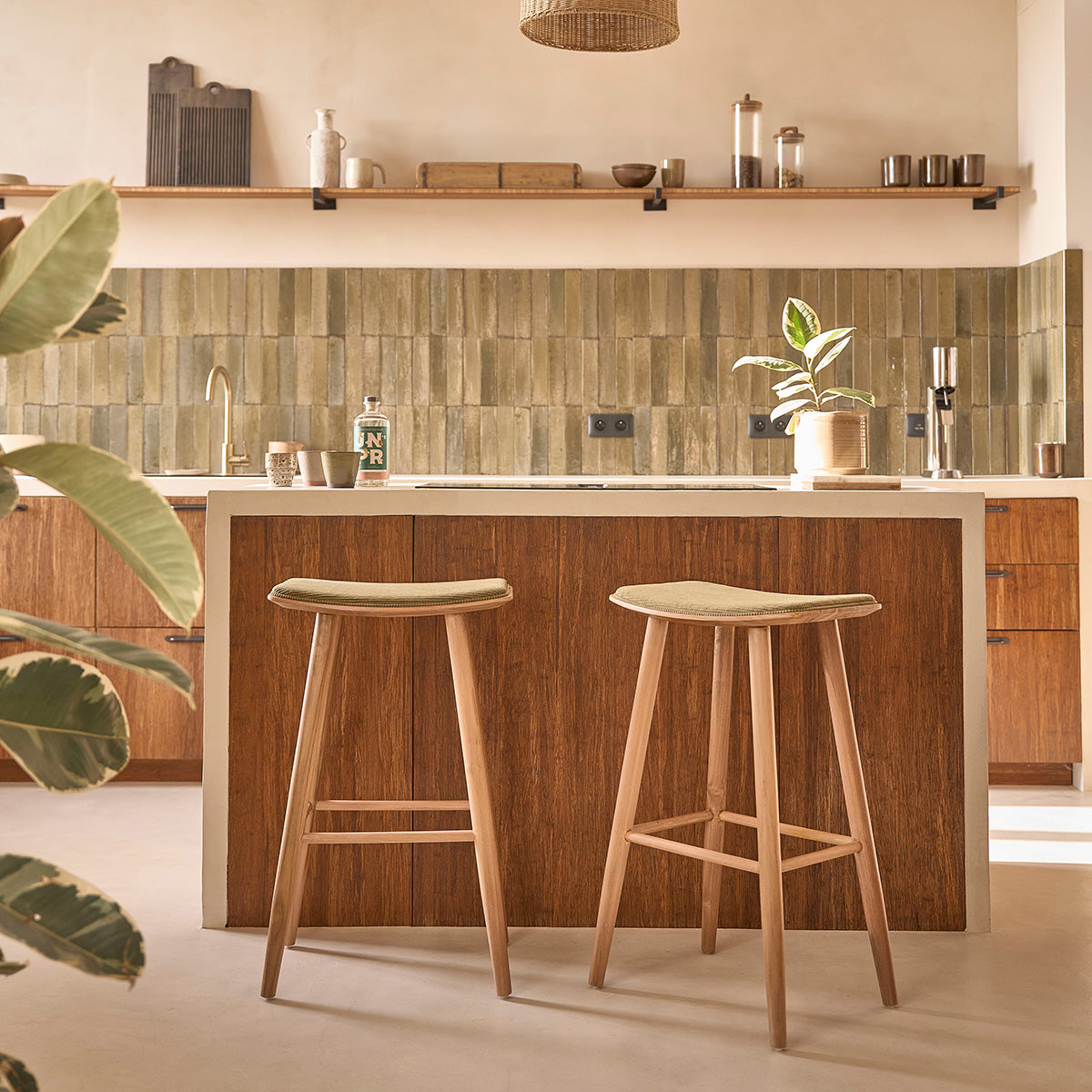 TCB0008-lot_de_2_tabourets_de_bar_en_teck_massif_assise_velours_cotele_75_cm-01.jpg