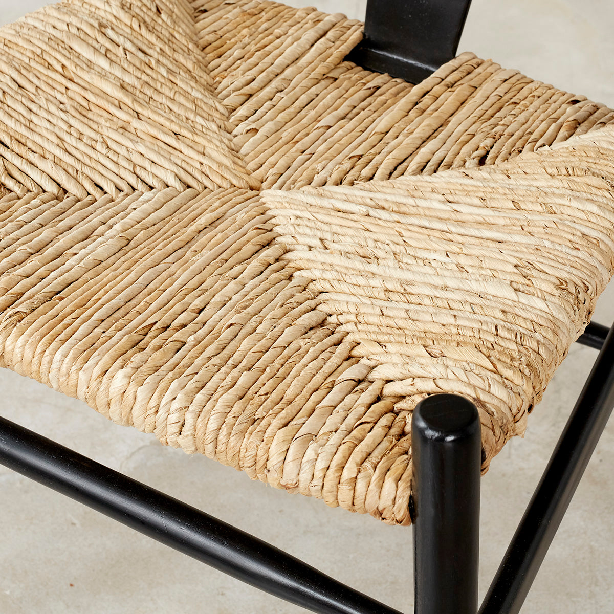 1078B-lot_de_2_chaises_en_mindi_massif_noires_et_corde_naturelle-05.jpg