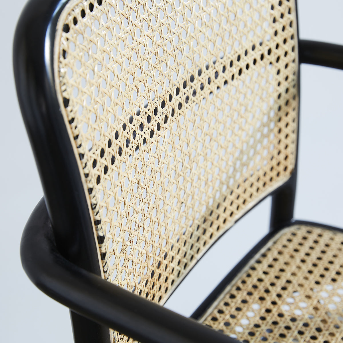 1211B-lot_de_2_chaises_avec_accoudoirs_en_acajou_massif_et_cannage-06.jpg