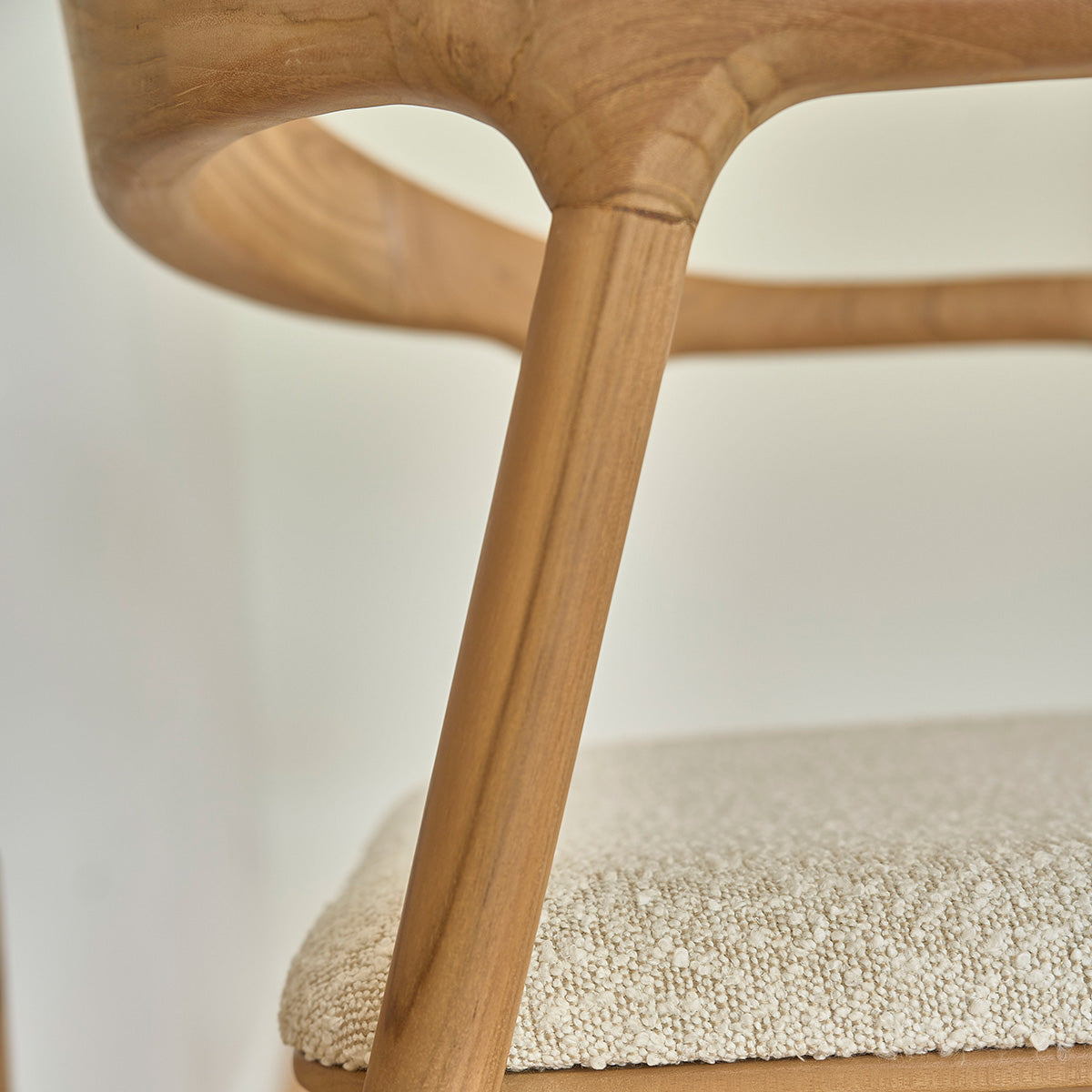 1822B-lot_de_2_chaises_en_teck_massif_assise_bouclette-06.jpg