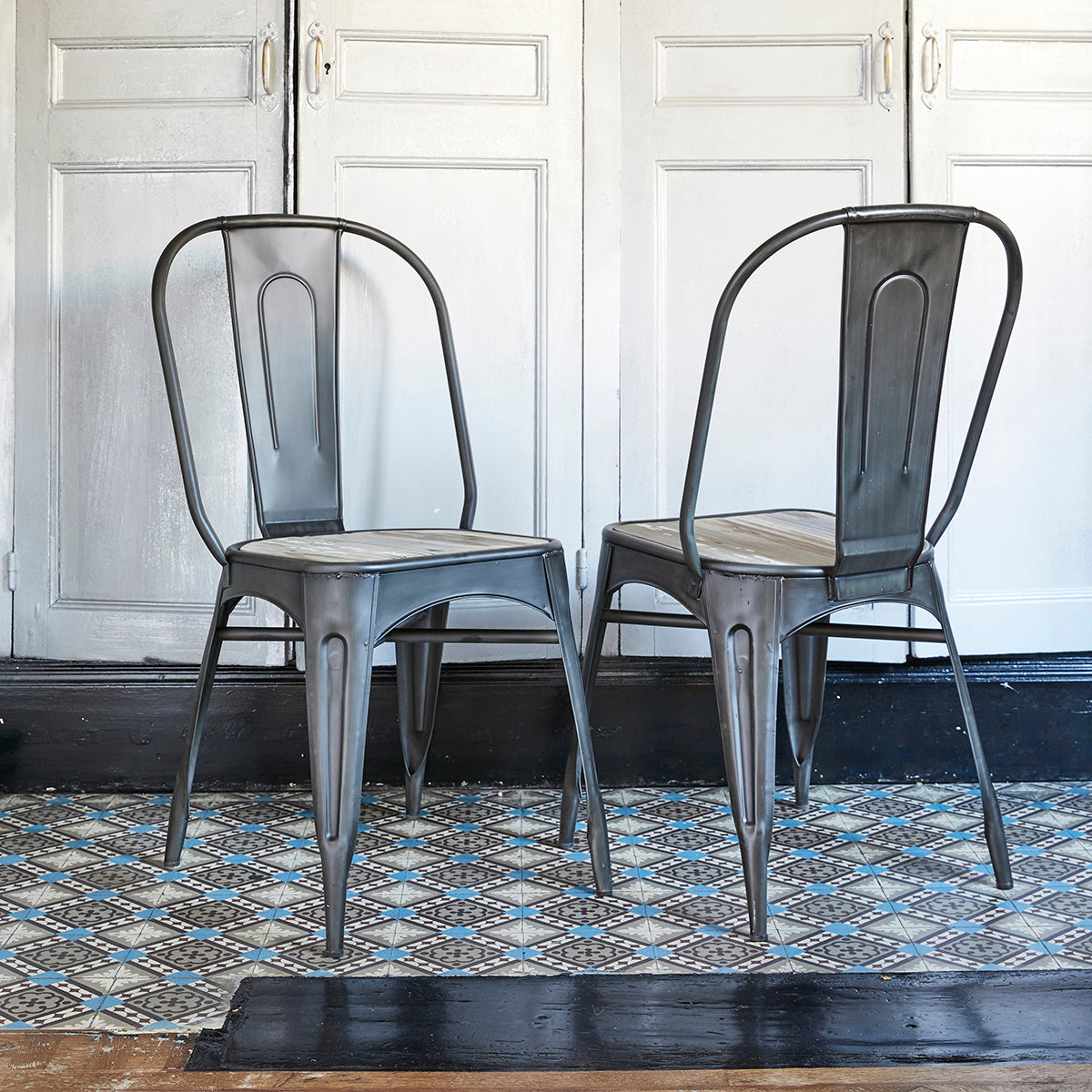 1114B-lot_de_2_chaises_en_bois_recycle_massif_et_metal-01.jpg