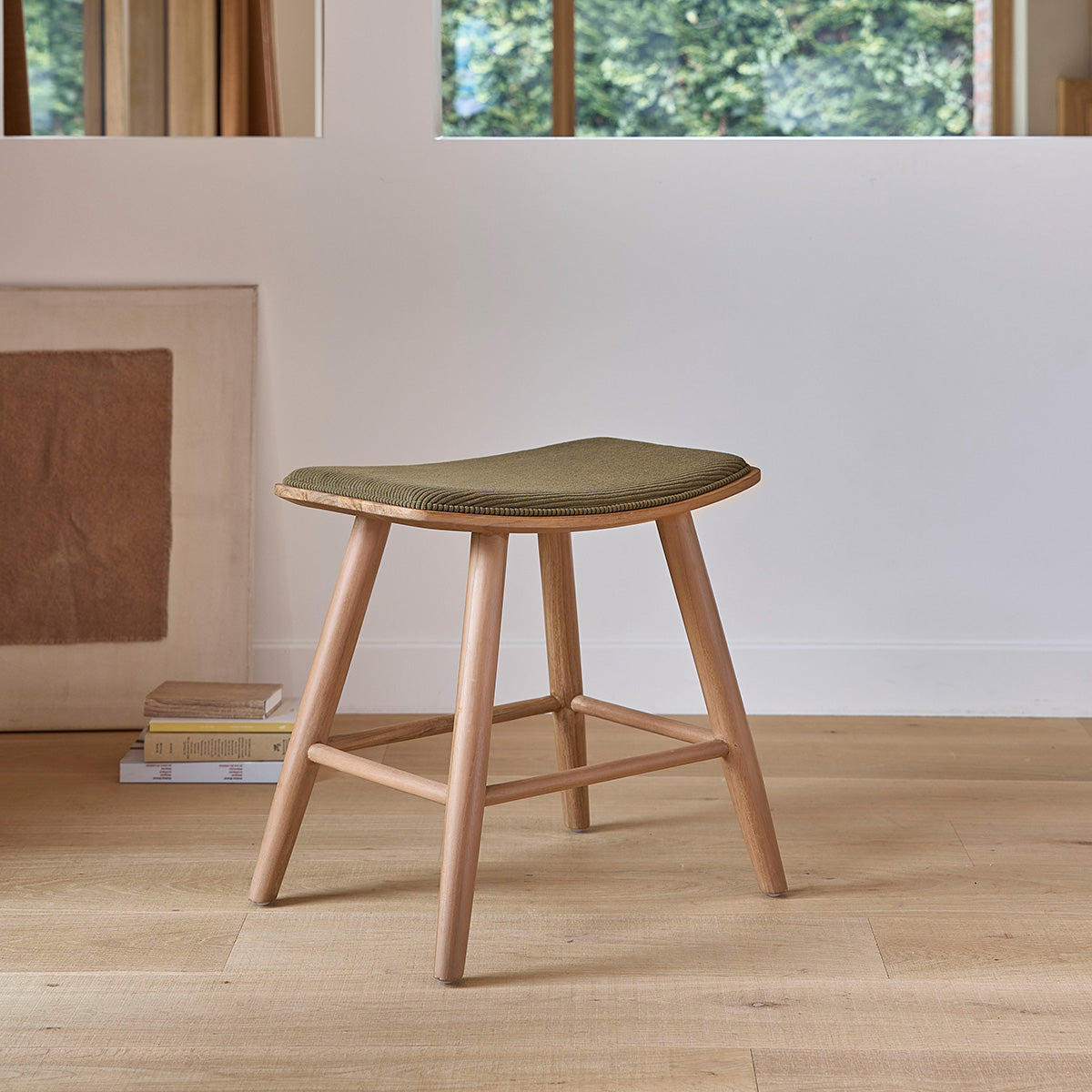 TCB0013-tabouret_en_bois_de_teck_assise_velours_cotele_45_cm-01.jpg