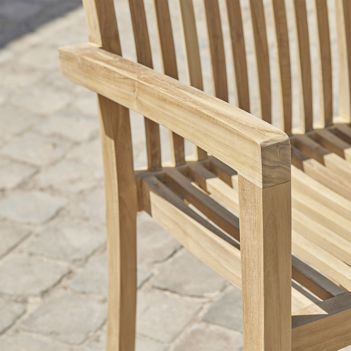 402-fauteuil_de_jardin_en_teck_massif_empilables_lot_de_2-05.jpg