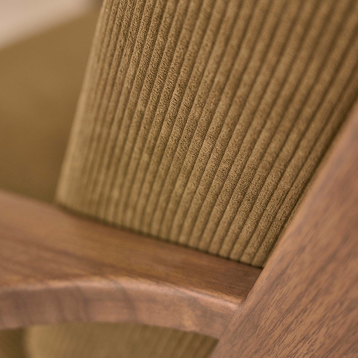 FAU0002-fauteuil_en_mindi_massif_fonce_et_velours_cotele_vert-05.jpg