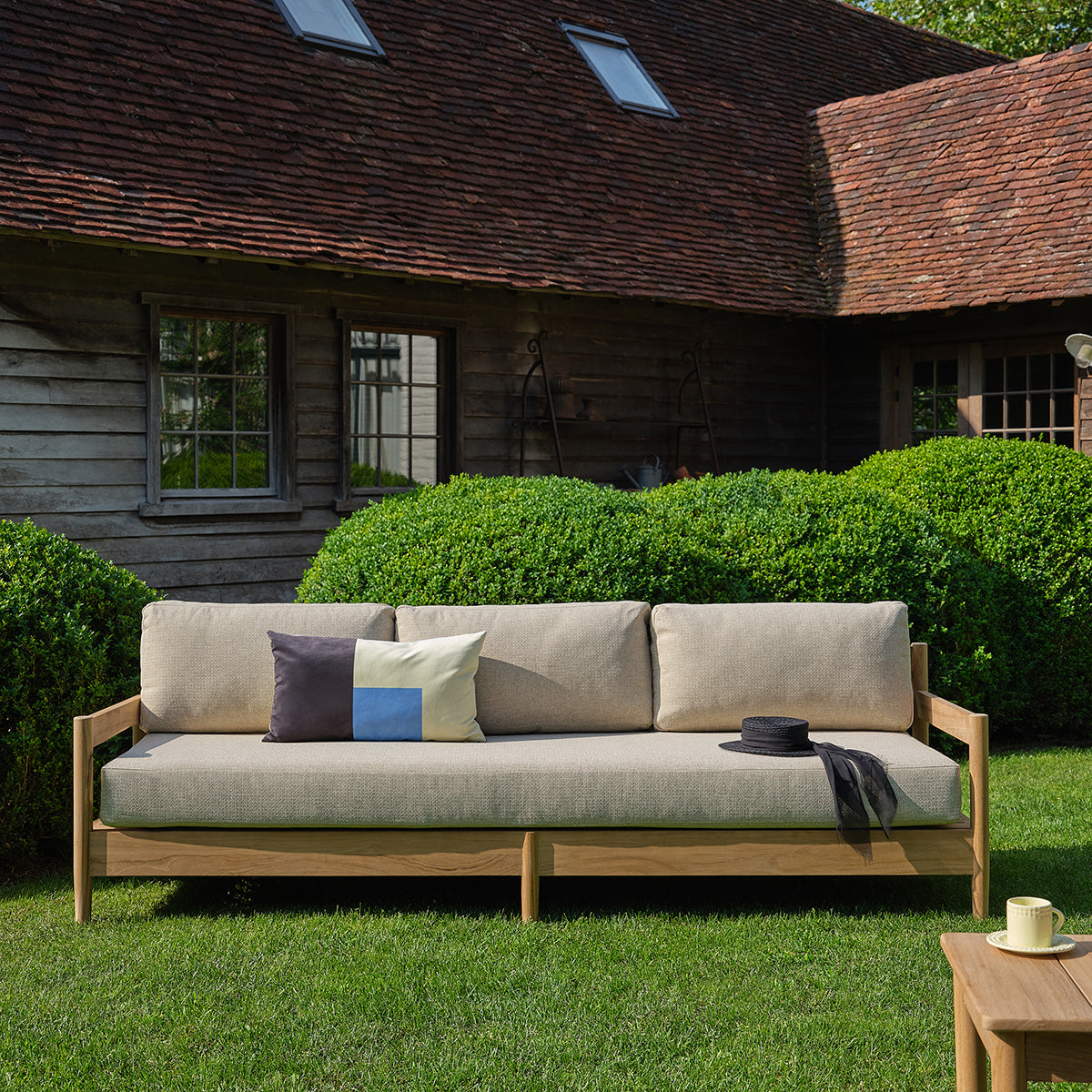 CAJ0003-canape_de_jardin_bas_en_teck_massif_avec_coussins_beige_chine_4_pers-01.jpg