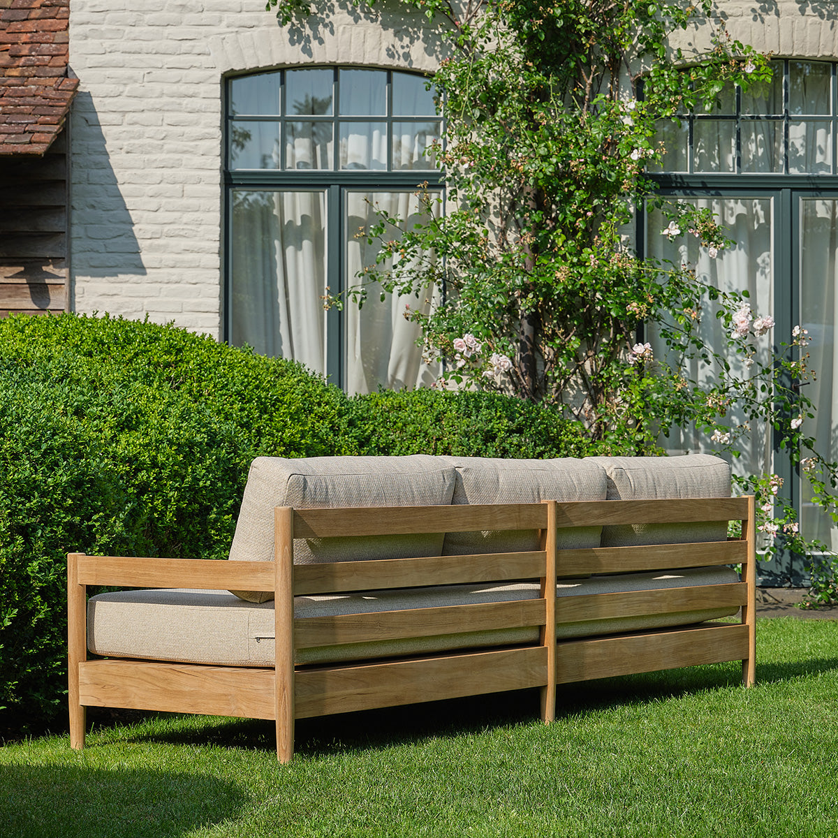 CAJ0003-canape_de_jardin_bas_en_teck_massif_avec_coussins_beige_chine_4_pers-04.jpg