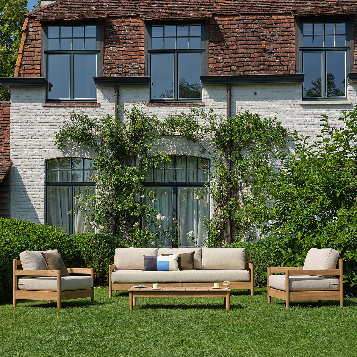 CAJ0003-canape_de_jardin_bas_en_teck_massif_avec_coussins_beige_chine_4_pers-05.jpg