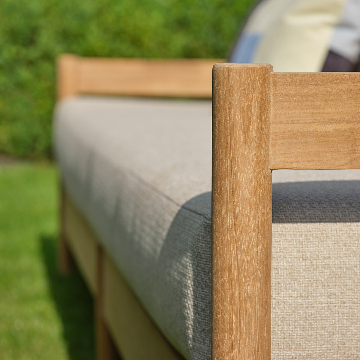 CAJ0003-canape_de_jardin_bas_en_teck_massif_avec_coussins_beige_chine_4_pers-09.jpg