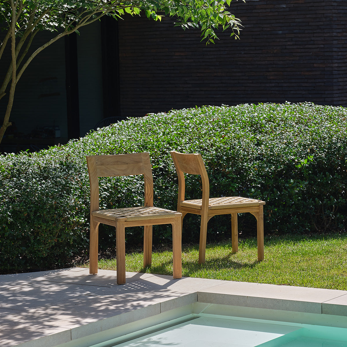 CDJ0007-chaise_de_jardin_en_teck_massif_et_rotin_lot_de_2-01.jpg
