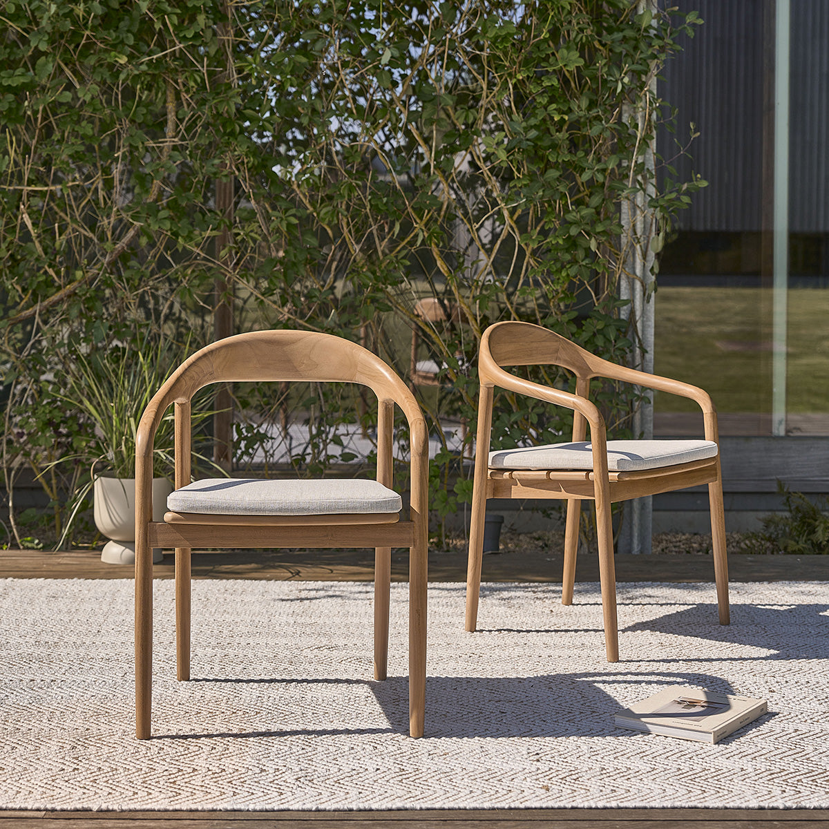 FDJ0002-fauteuil_de_jardin_en_teck_massif_avec_coussin_grege-04.jpg