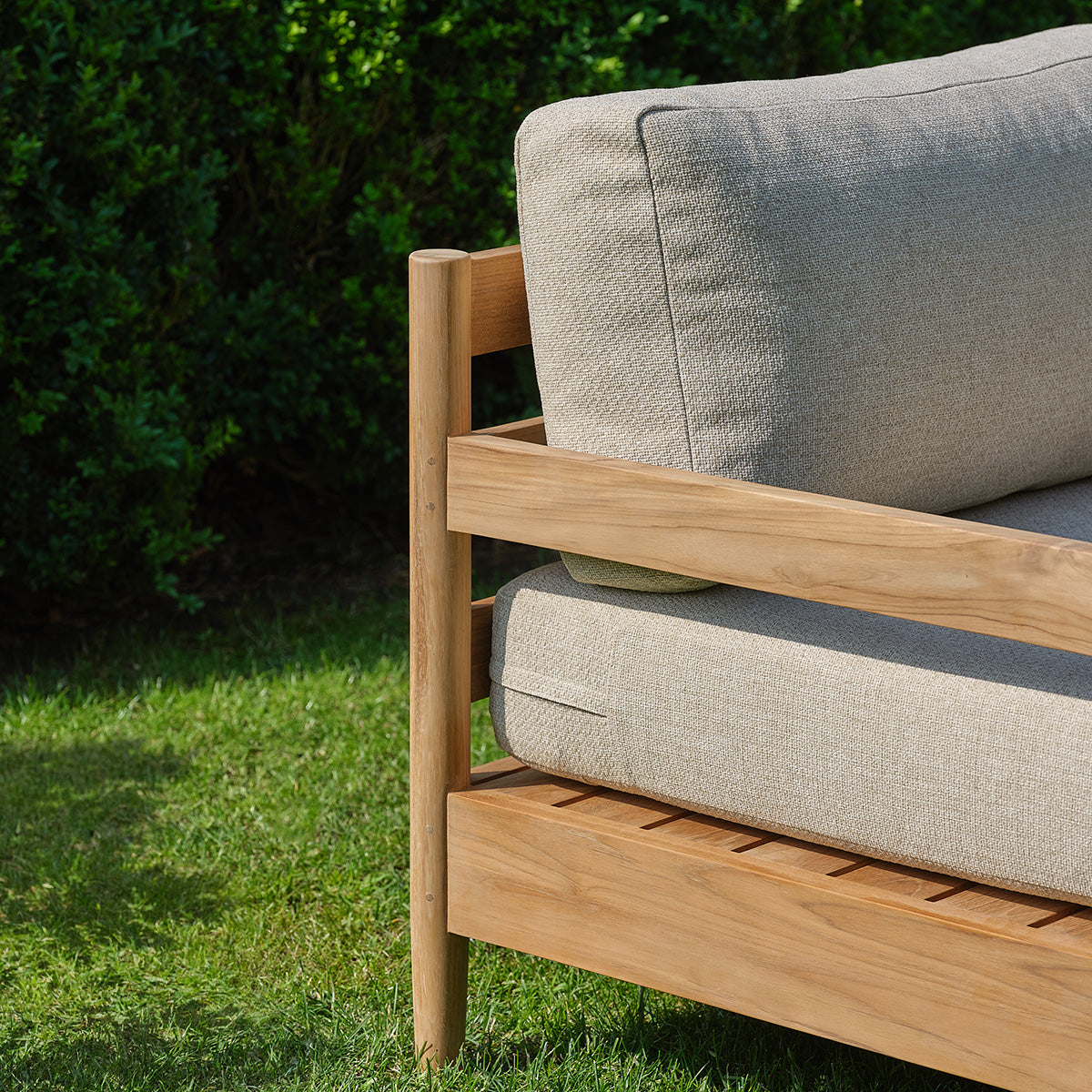 FDJ0009-fauteuil_de_jardin_bas_en_teck_massif_avec_coussins_beige_chine-08.jpg