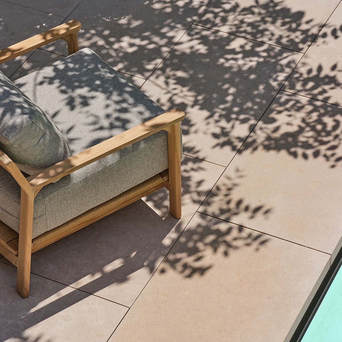 FDJ0010-fauteuil_de_jardin_en_teck_massif_avec_coussins_gris_chine-05.jpg