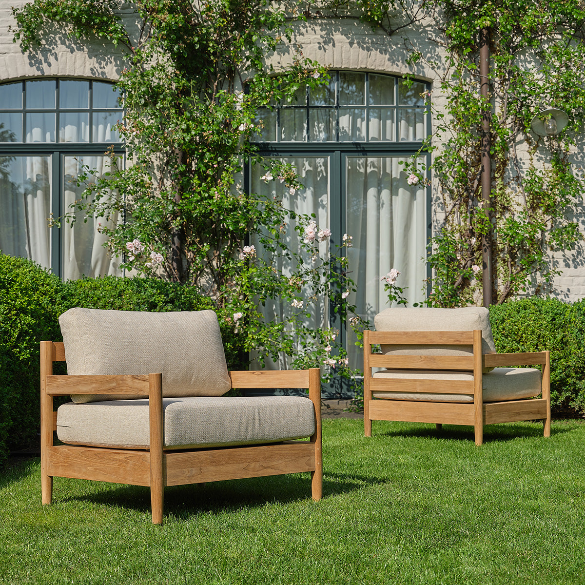 SBJ0004-salon_de_jardin_bas_en_teck_massif_avec_coussins_beige_chine_2_pers-03.jpg