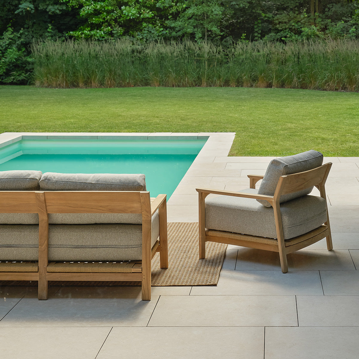 SBJ0006-salon_de_jardin_bas_en_teck_massif_avec_coussins_gris_chine_5_pers-06.jpg