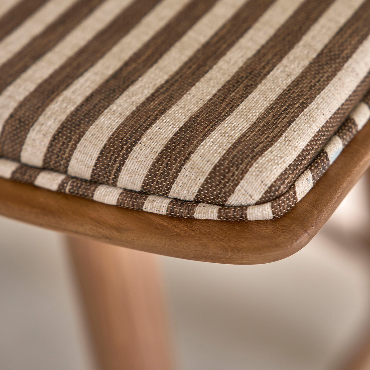 TCB0019-tabouret_de_bar_en_teck_massif_et_assise_a_rayures_65_cm-05.jpg