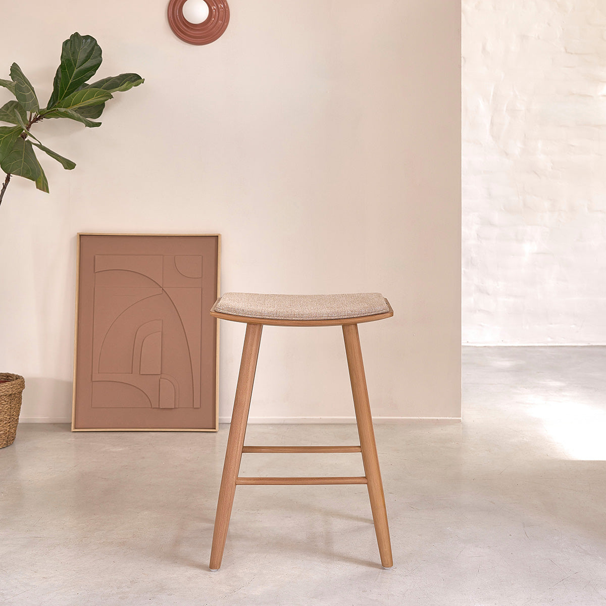 TCB0021-tabouret_de_bar_en_teck_massif_et_velours_grege_65_cm-04.jpg