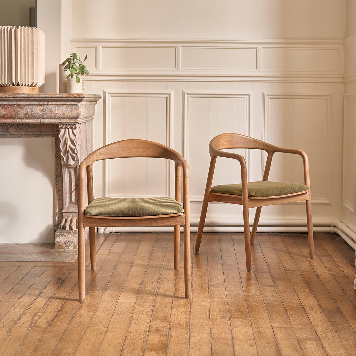 Comment choisir les chaises en teck parfaites pour la salle à manger ?