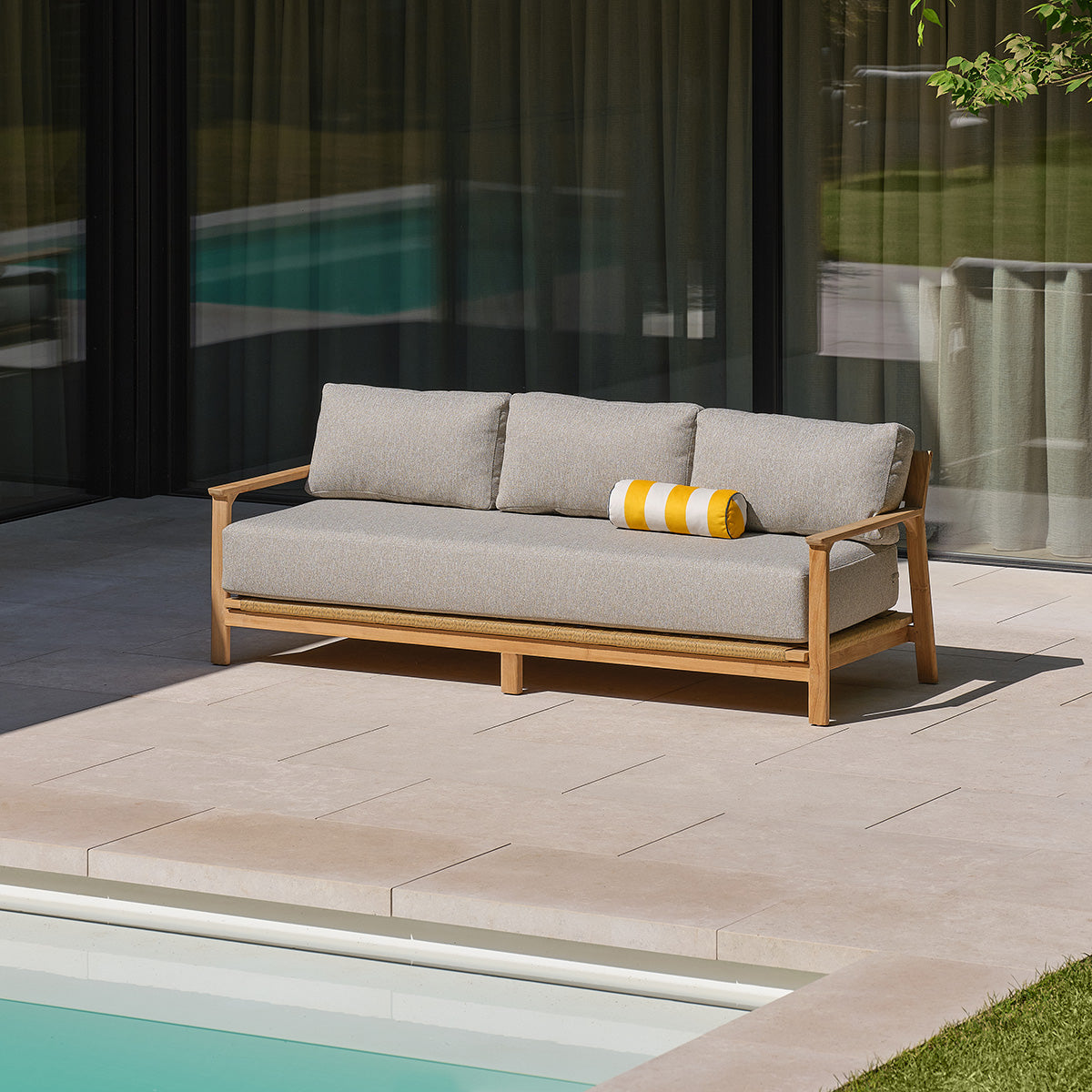 PIANA - Gartensofa aus massivem Teakholz mit grau melierten Kissen, 3-Sitzer
