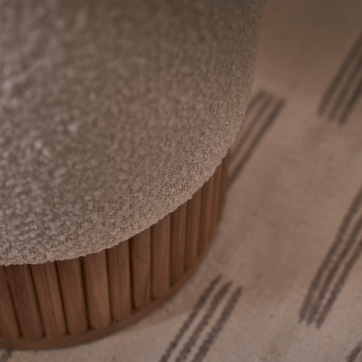 SERENE - Hocker aus massivem Teakholz und weißem Bouclé-Stoff Ø38 cm