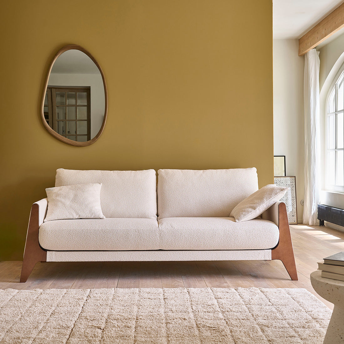 ONDINE - Gerades 3-Sitzer-Sofa aus Massivholz und weißem Bouclé-Stoff