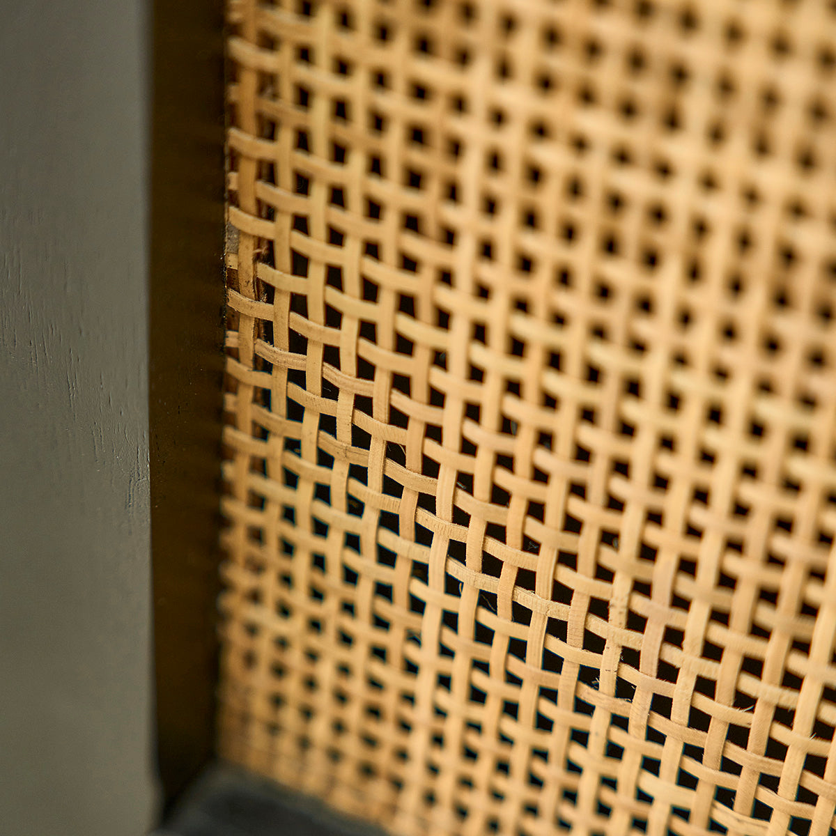 BLAISE - TV-Möbel aus massivem Mangoholz, schwarz und Rohrgeflecht 140 cm