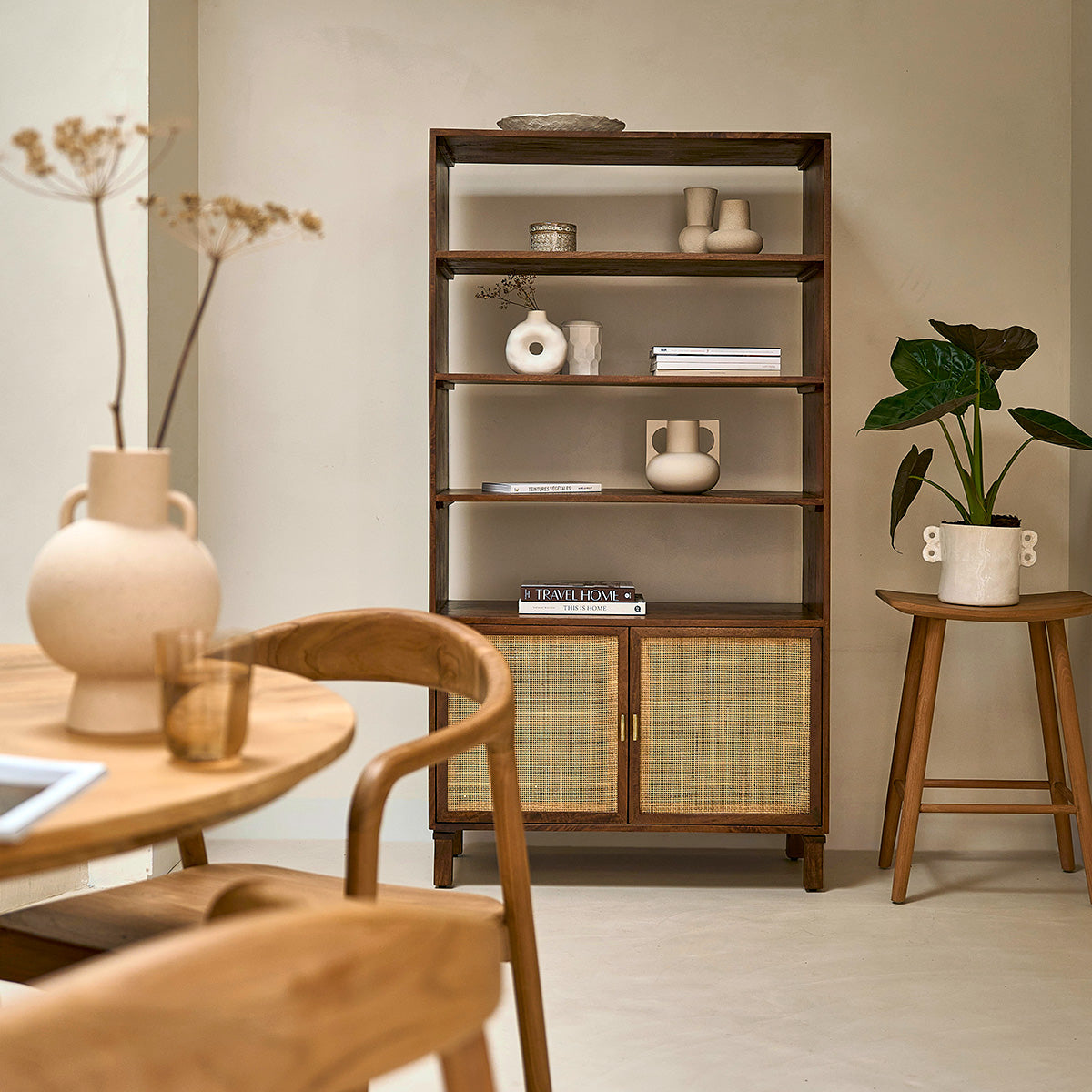 RAPHAEL - Bücherregal aus Mangoholz und Rohrgeflecht, in Walnuss-Finish 170 cm