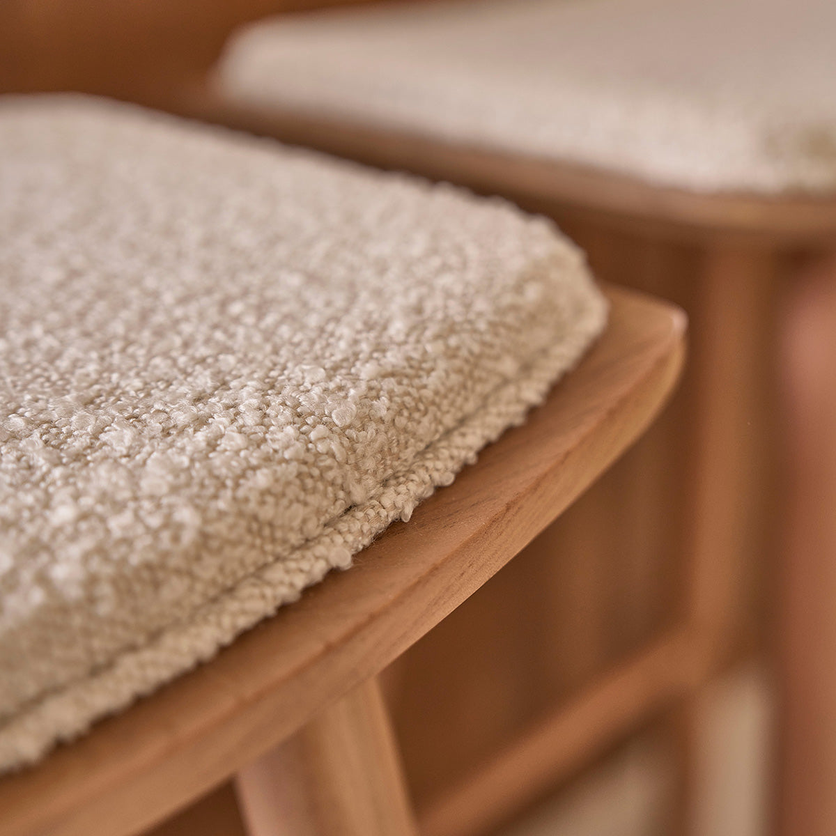 AMBRE - Hocker aus massivem Teakholz und Bouclé-Sitz 65 cm