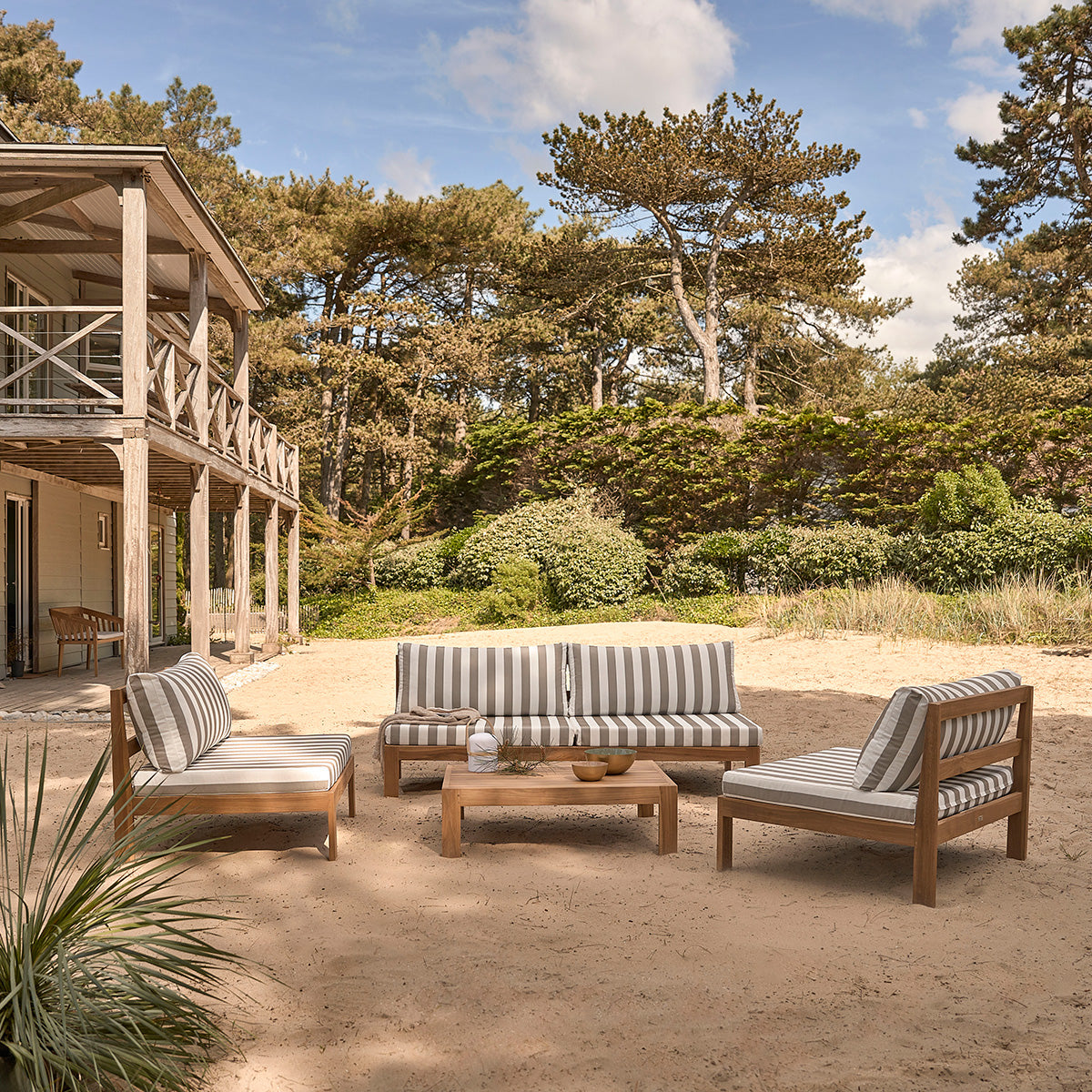 PALMA - Gartensessel aus massivem Teakholz und gestreiften Kissen