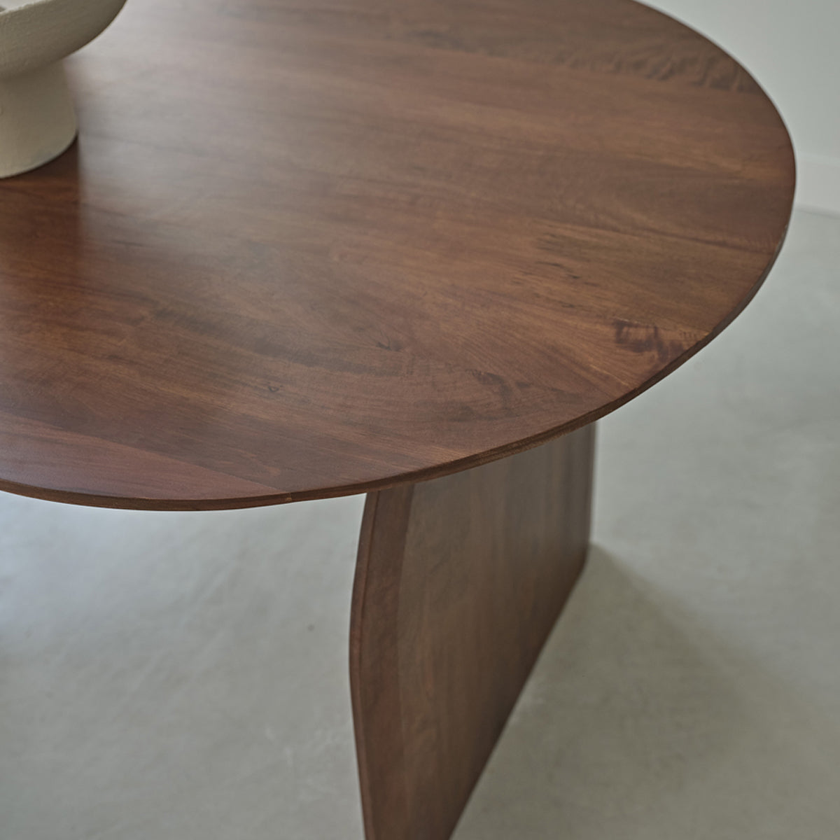 OCTAVIE - Table en manguier massif finition noyer 6/8 pers.