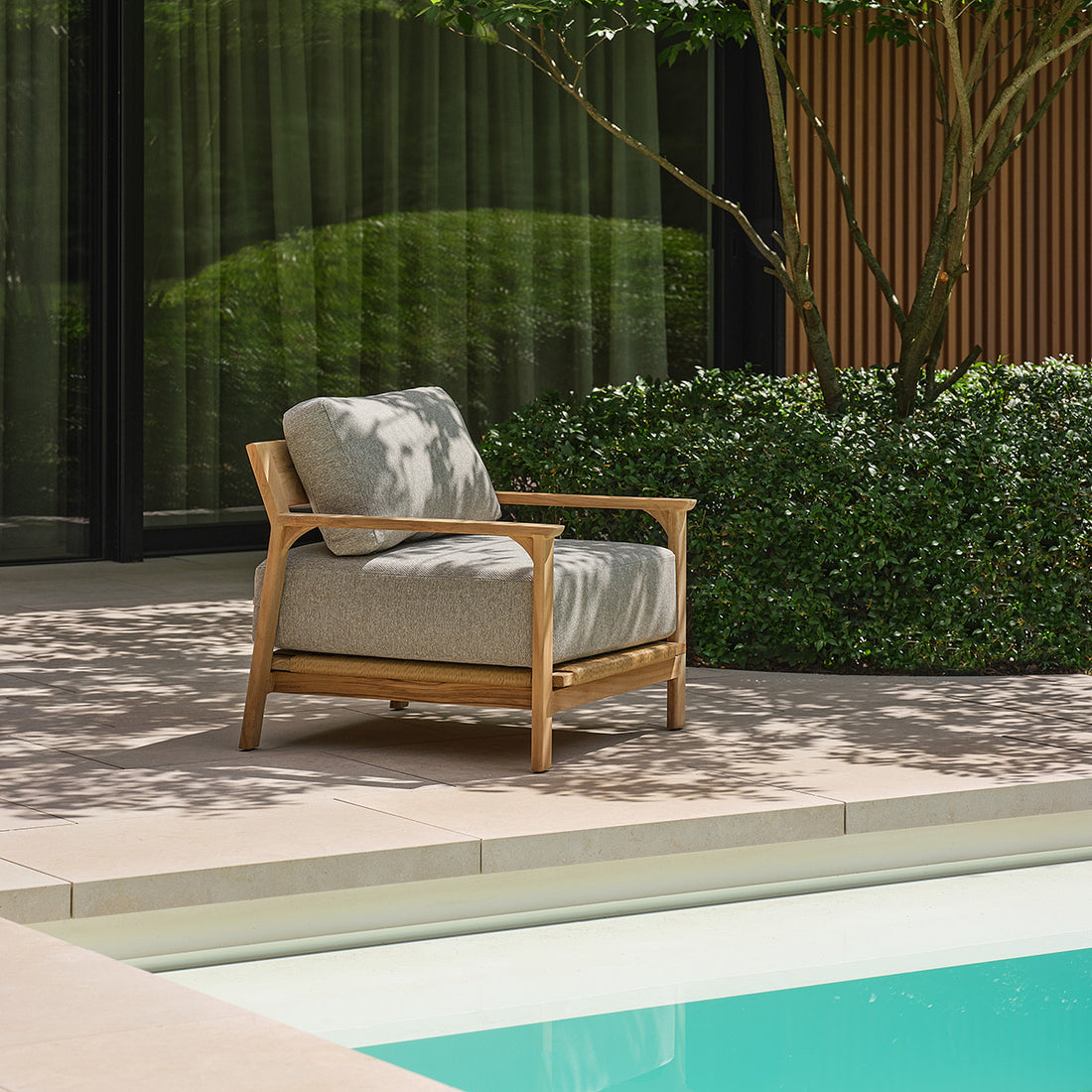 PIANA - Gartensessel aus massivem Teakholz mit grau melierten Kissen