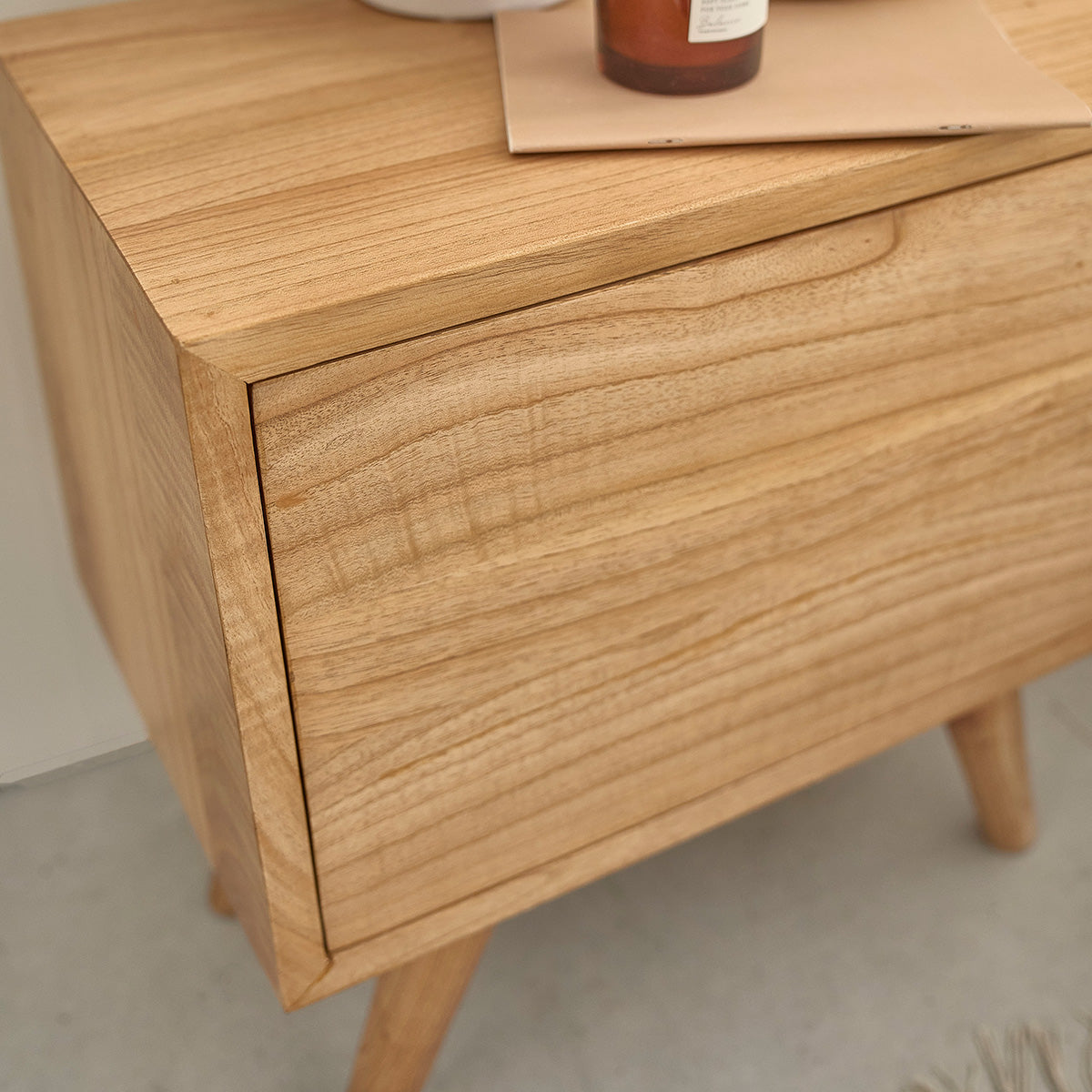 SACHA - Nachttisch aus massivem Mindi-Holz 50 cm