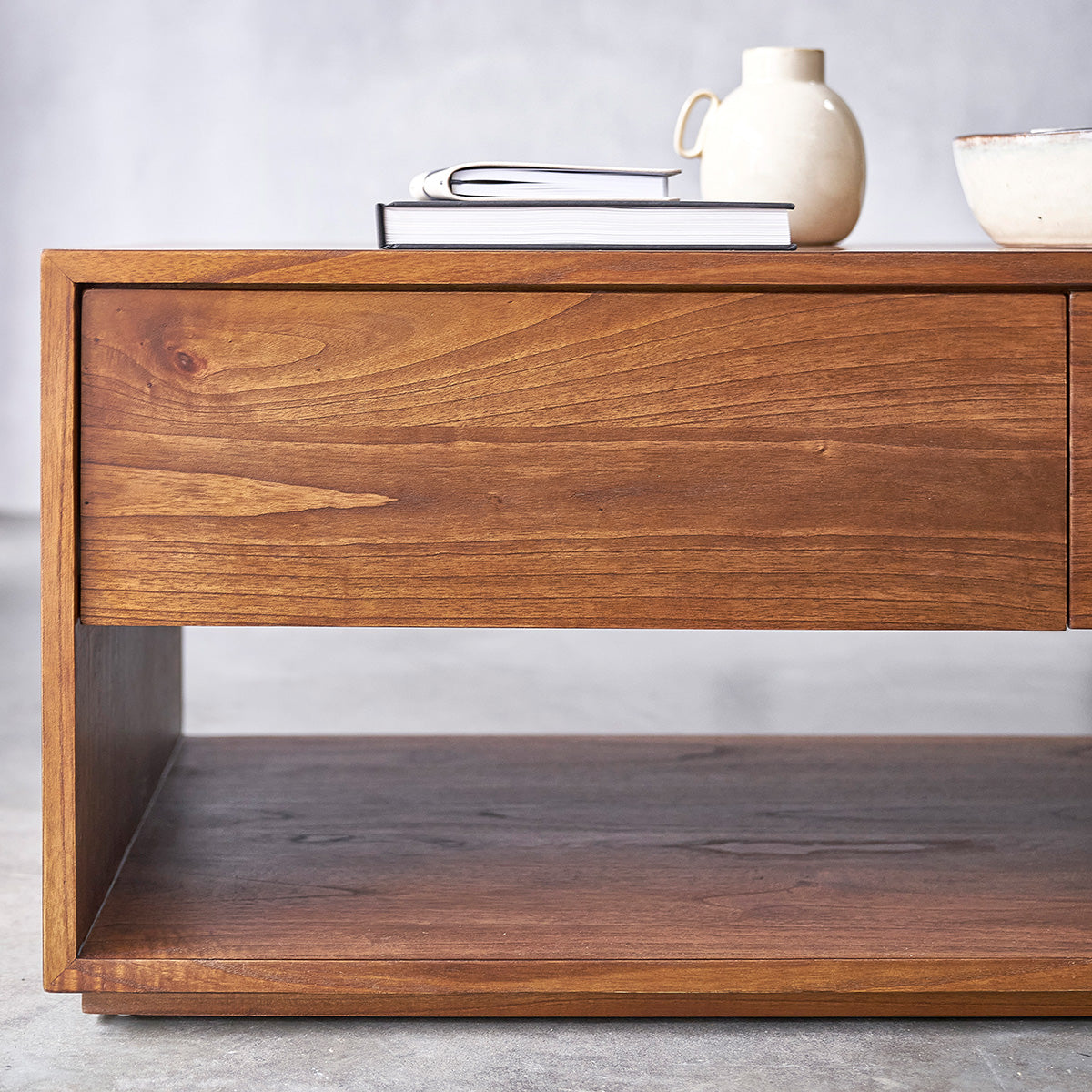 MILO - Couchtisch aus massivem Mindi-Holz, Walnuss-Finish 120 cm