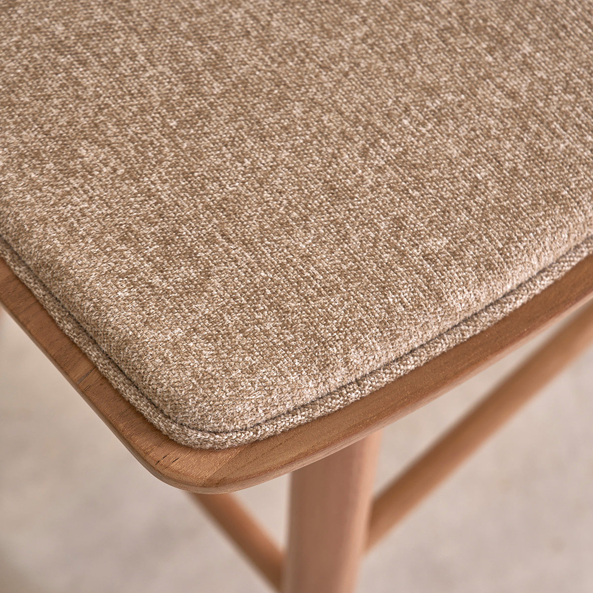 AMBRE - Set aus 2 Barhockern aus massivem Teakholz und greigefarbenem Samt (Kombination aus Grau und Beige), 45cm