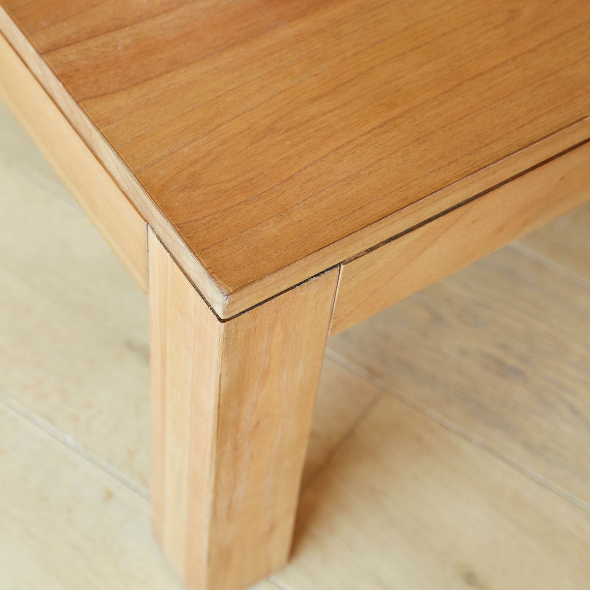 TILO - Couchtisch aus massivem Mindi-Holz 110 cm 