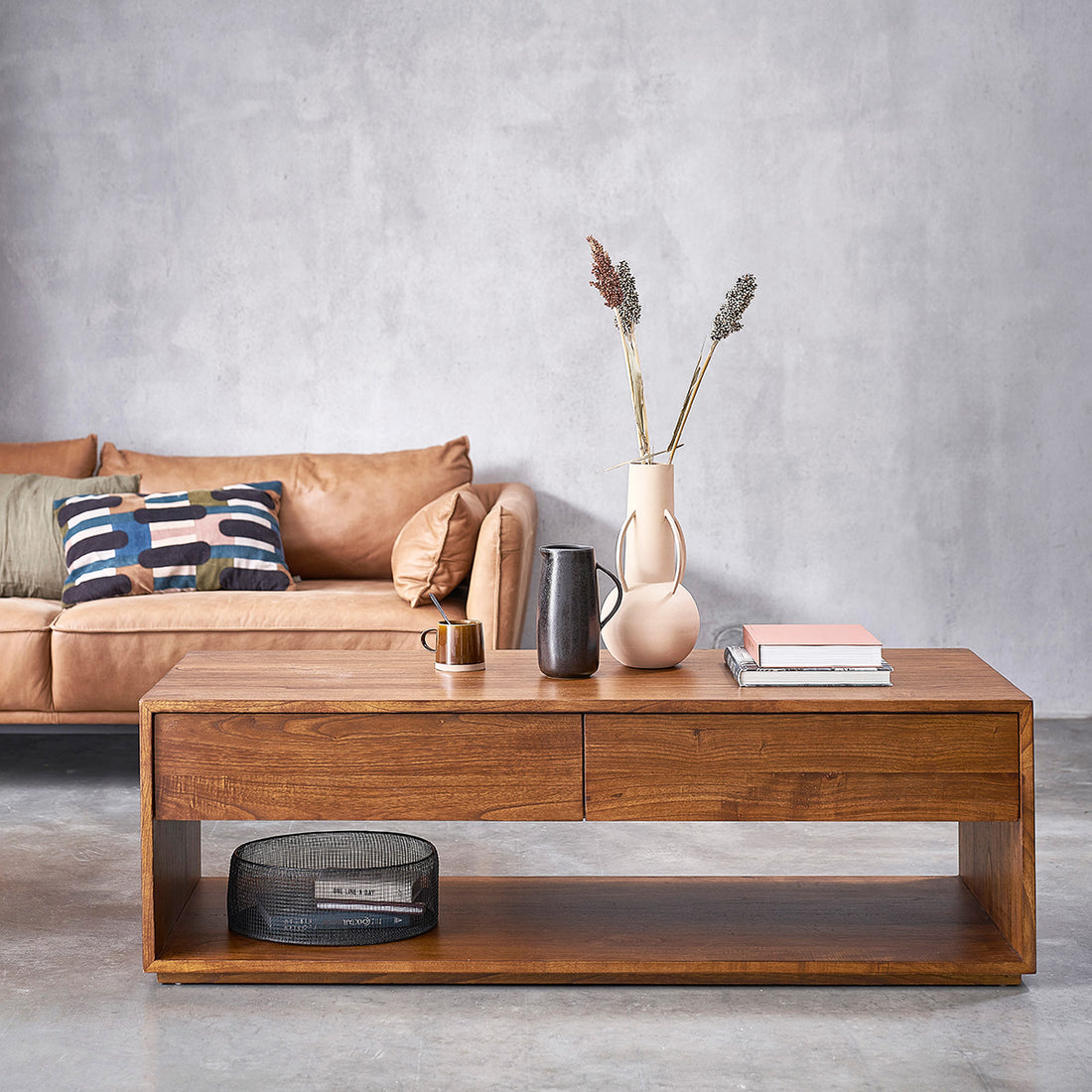 MILO - Couchtisch aus massivem Mindi-Holz, Walnuss-Finish 140 cm