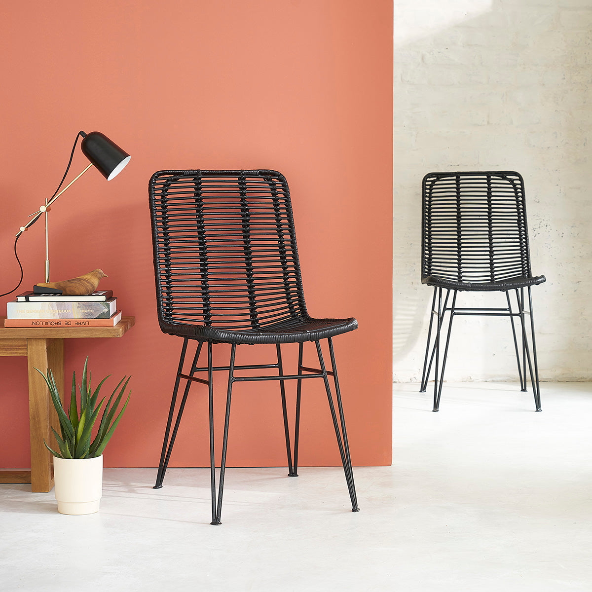 1072B-lot_de_2_chaises_en_rotin_et_metal_noires-01.jpg