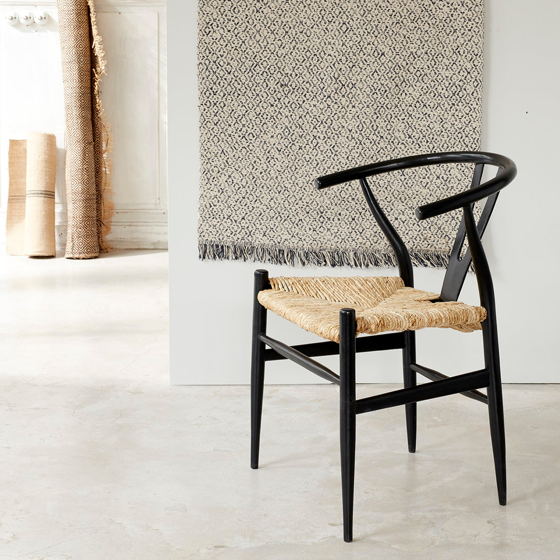CAMILLE - Stuhl aus massivem Mindi in Schwarz und Naturseil 