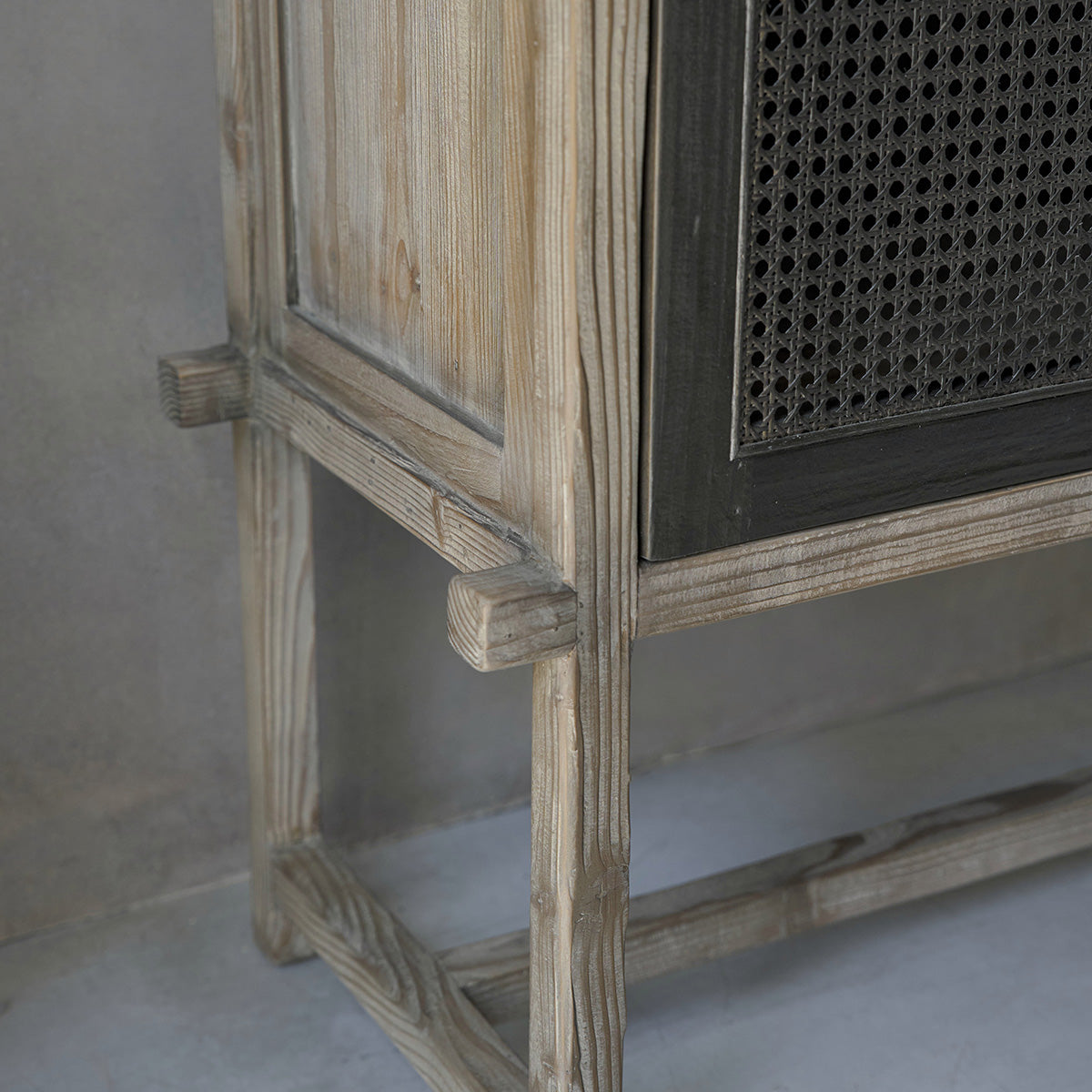 JUNKO - Schrank aus recyceltem Massivholz 