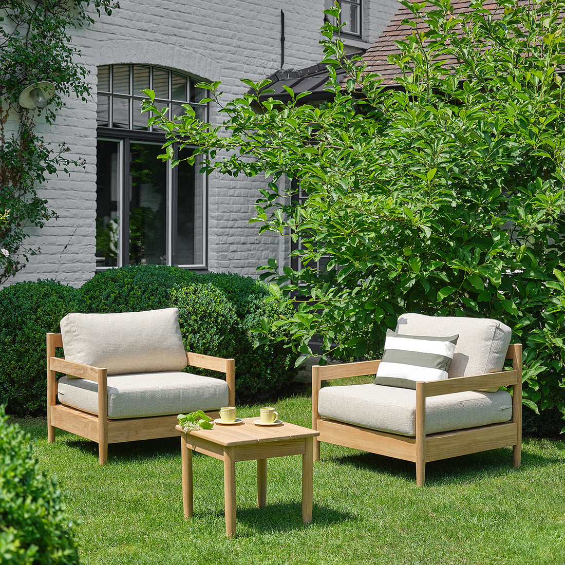 CALVI - Niedrige Gartenmöbelgarnitur aus massivem Teakholz mit beige melierten Kissen für 2 Personen.
