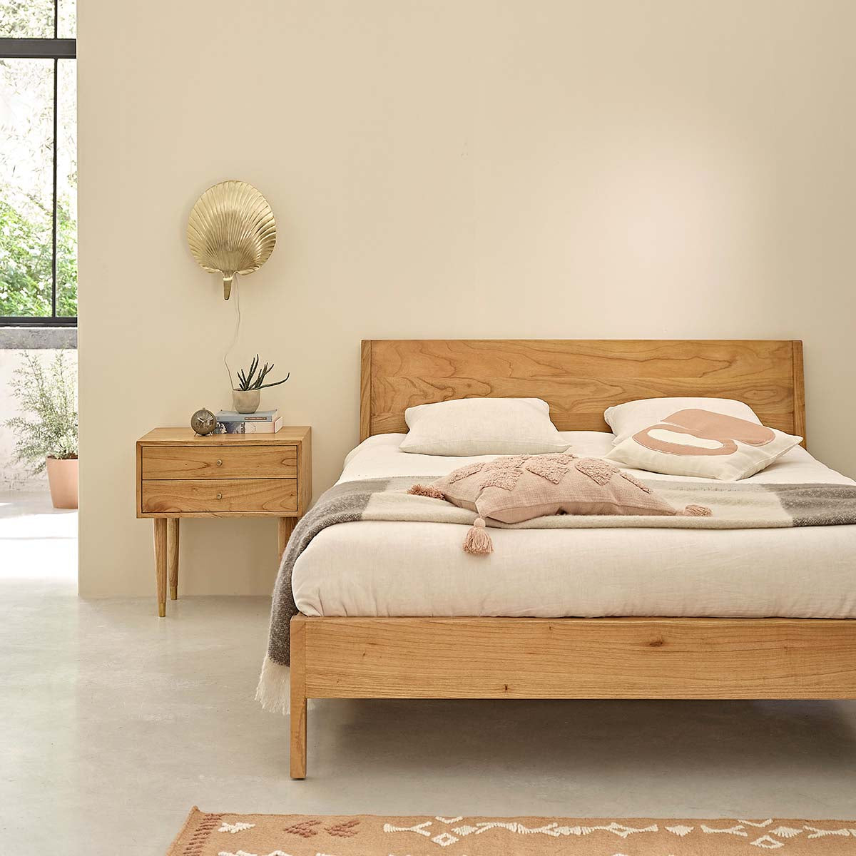 PIA - Bett aus massivem Mindi 160 cm, mit Lattenrost