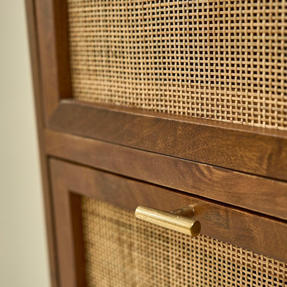 RAPHAEL - Kommode aus massivem Mangoholz und Rohrgeflecht in Walnuss-Finish 90 cm