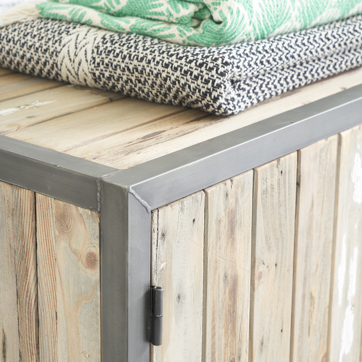 INDUS - Kommode aus massivem recyceltem Holz und Metall 150 cm