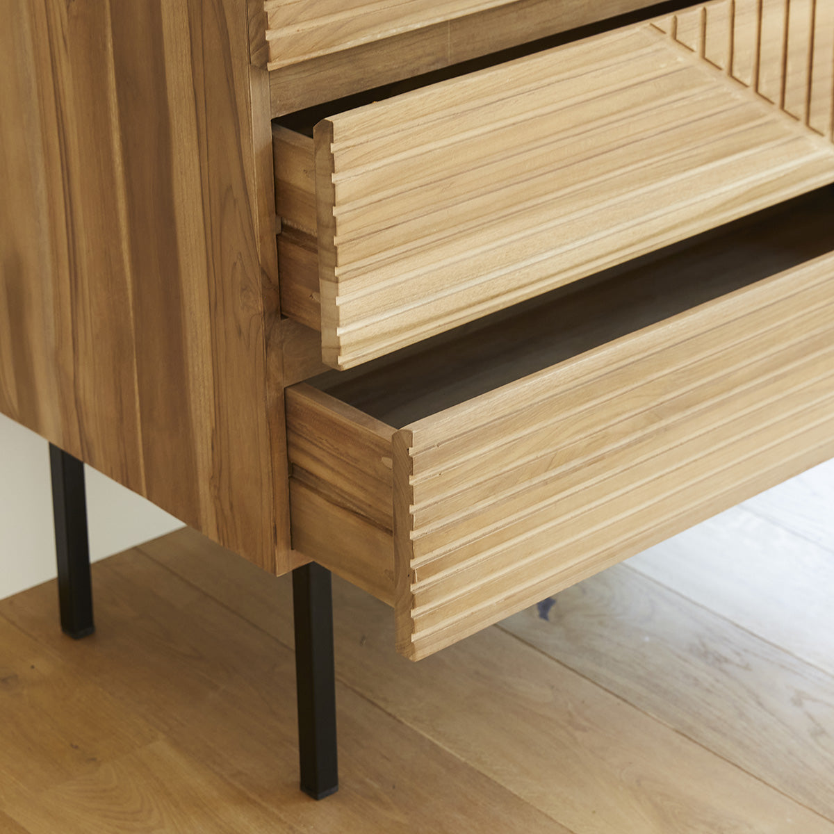 156-commode_en_teck_massif_95_cm-05.jpg