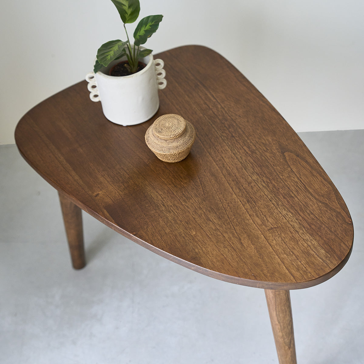 BRUNE - Couchtisch aus massivem Mindy in Walnuss-Finish 62 cm