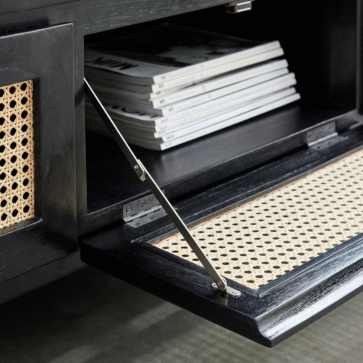 ISÉE - TV-Möbel aus massivem Mindi und schwarzem Rohrgeflecht 160 cm