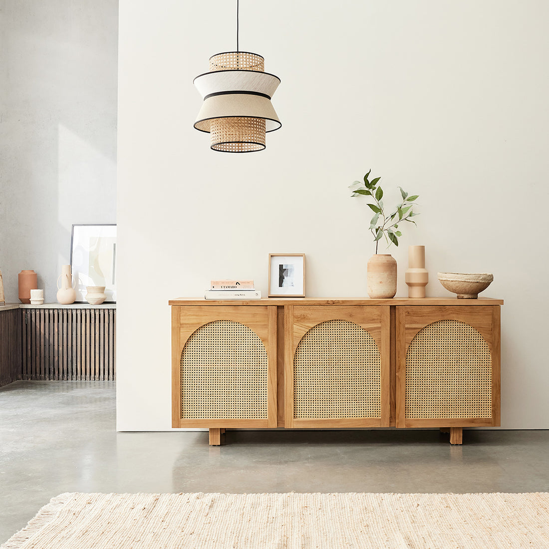 LOÉ - Buffet aus massivem Teakholz und Rohrgeflecht 183 cm