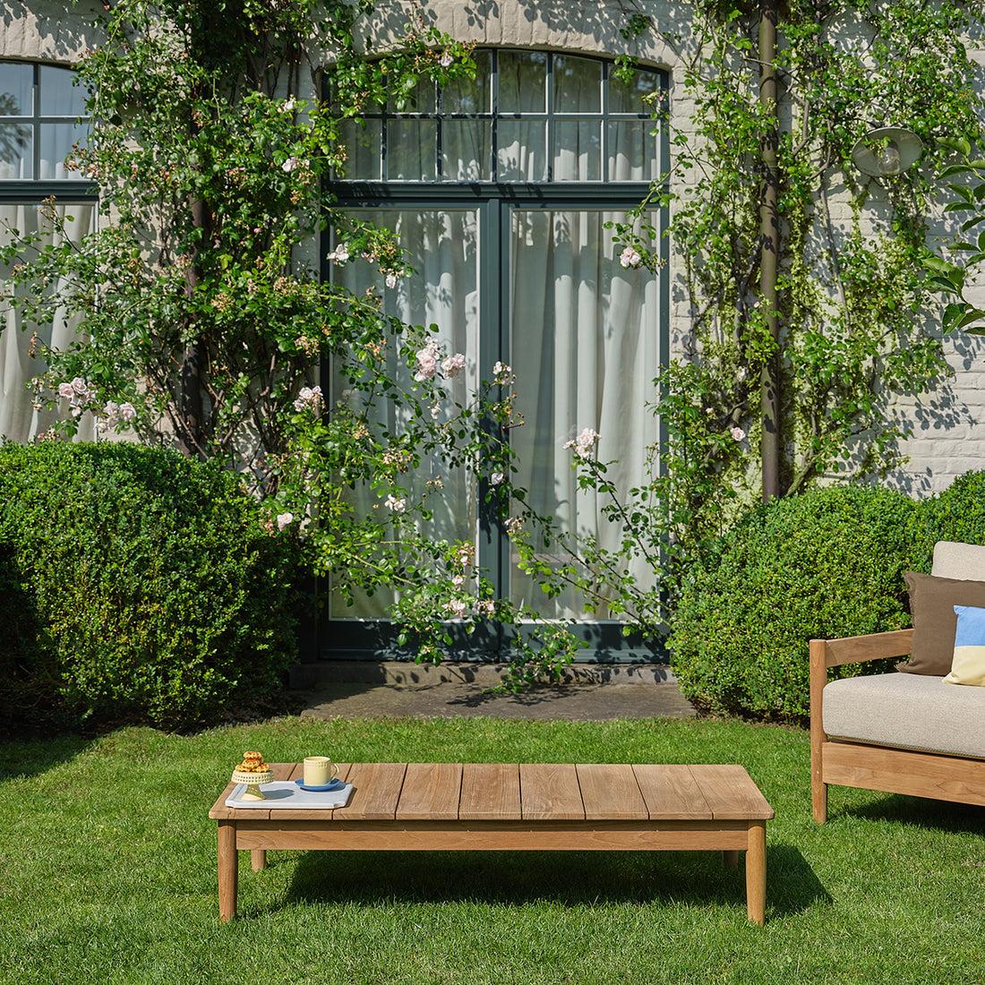 CALVI - Garten-Couchtisch aus massivem Teakholz, 140 cm