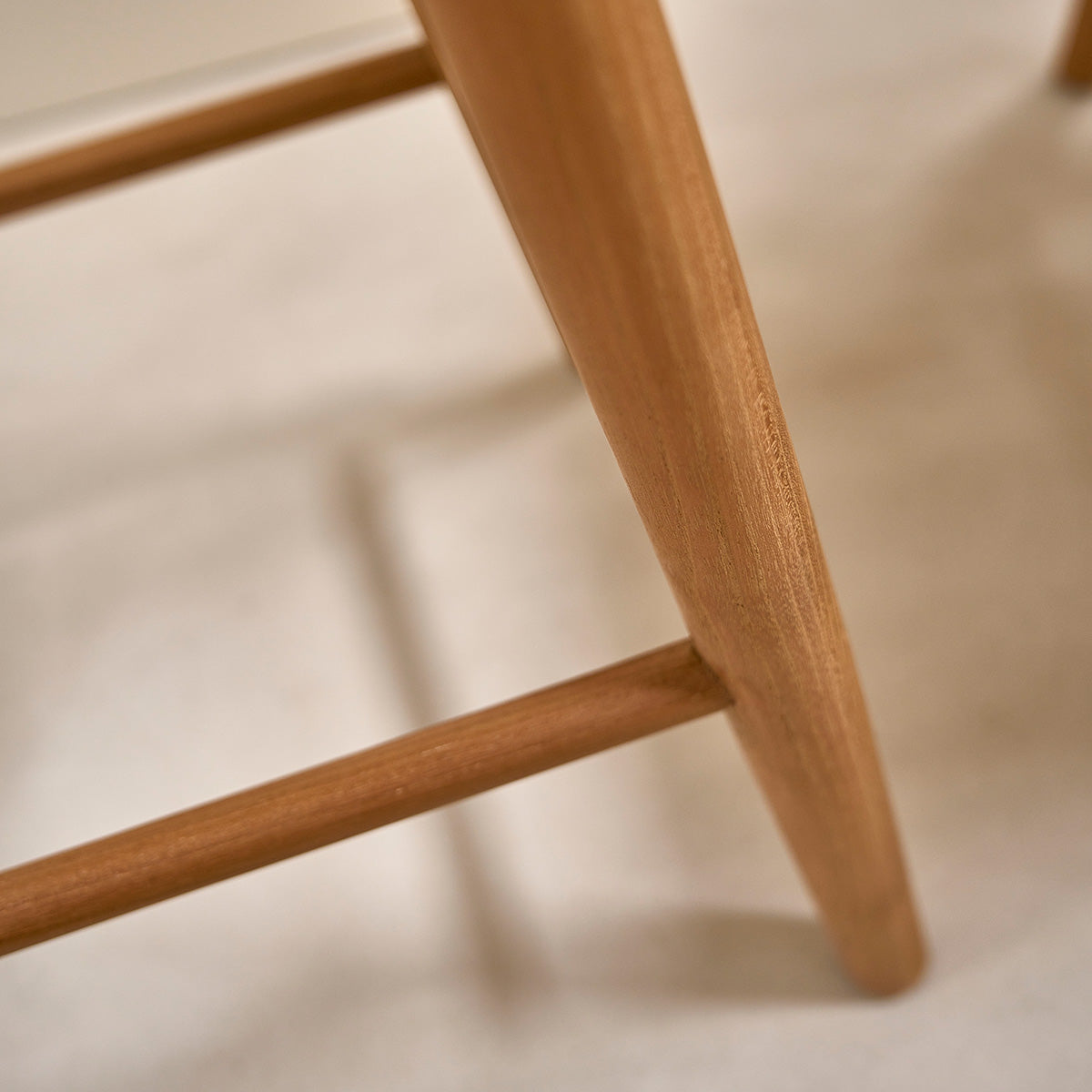 AMBRE - Set aus 2 Barhockern aus massivem Teakholz 65 cm