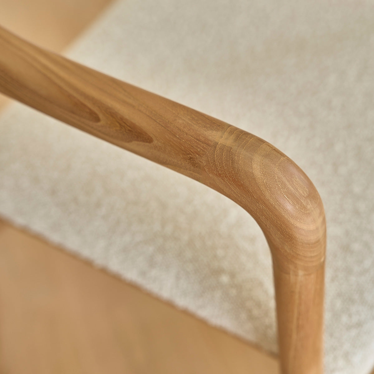 AMBRE - Stuhl aus massivem Teakholz mit Bouclé-Sitz 