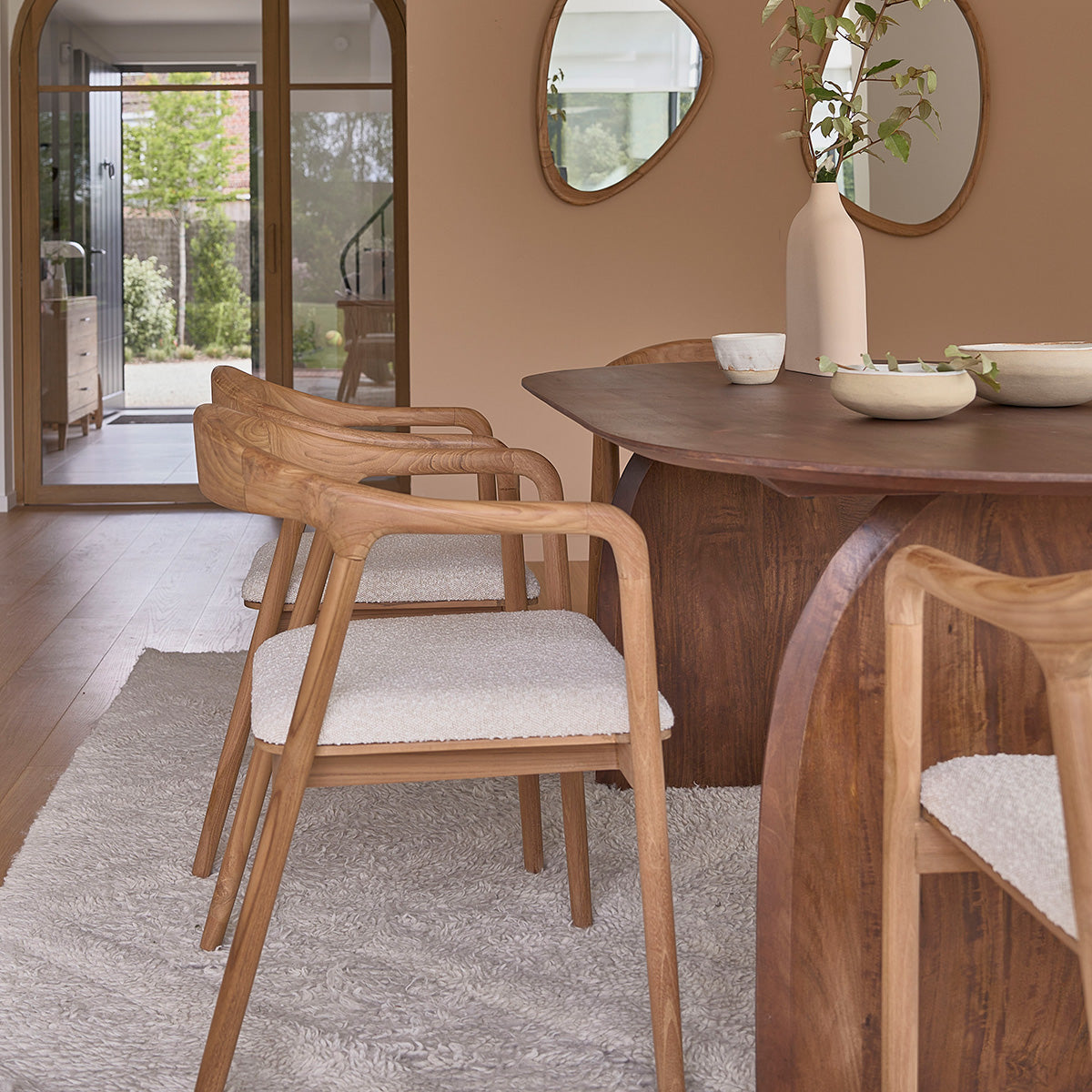 AMBRE - Stuhl aus massivem Teakholz mit Bouclé-Sitz 